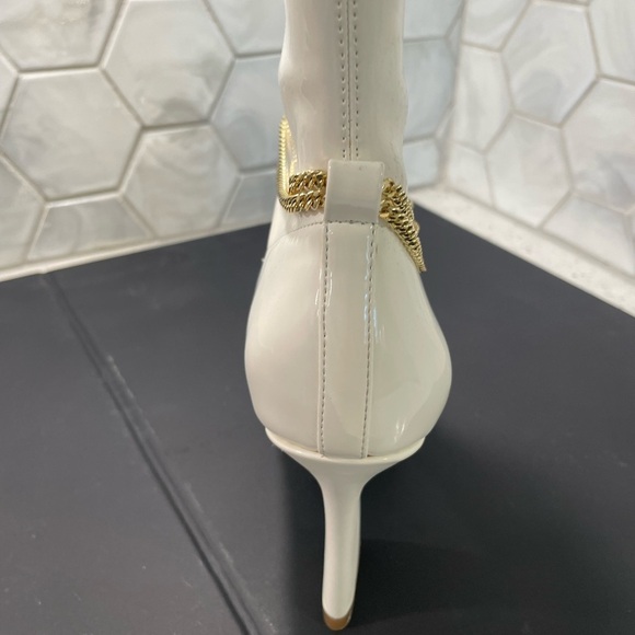 Charles By Charles David LUGO Gold Chain Booties White Size 7 Brand New! Sleek - Picture 3 of 12